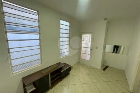 Casa térrea e salão comercial a venda no Jardim Bandeirantes.