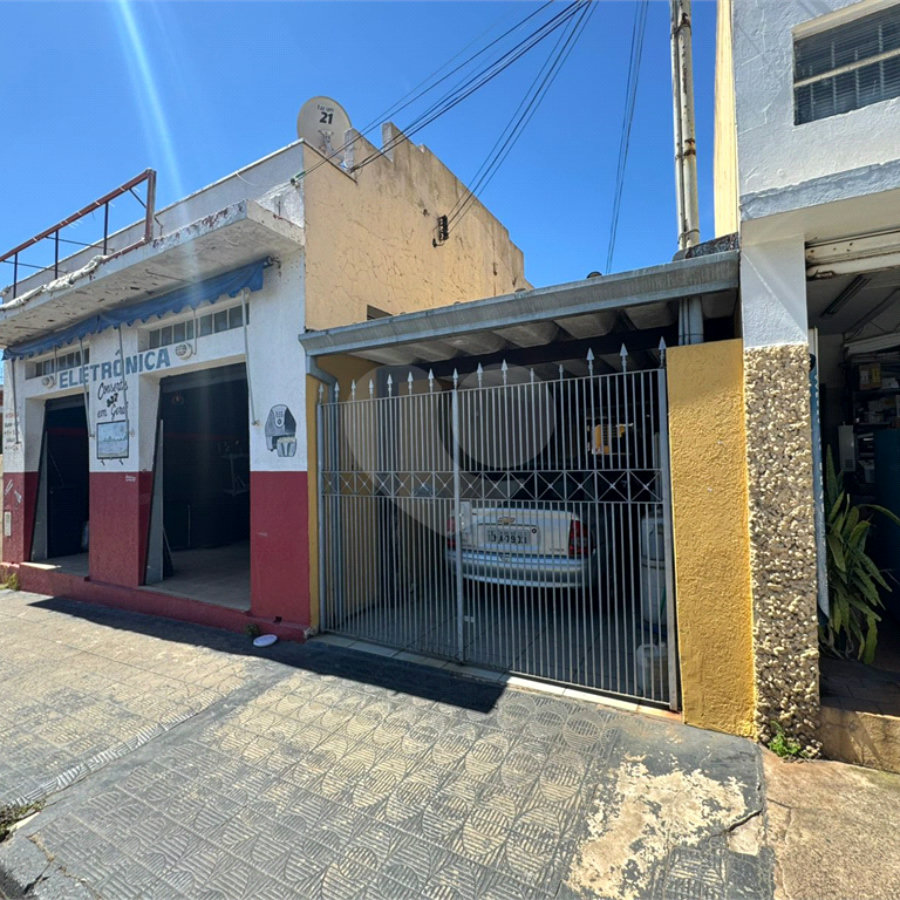 Casa com salão comercial, á venda, em São Carlos-SP.