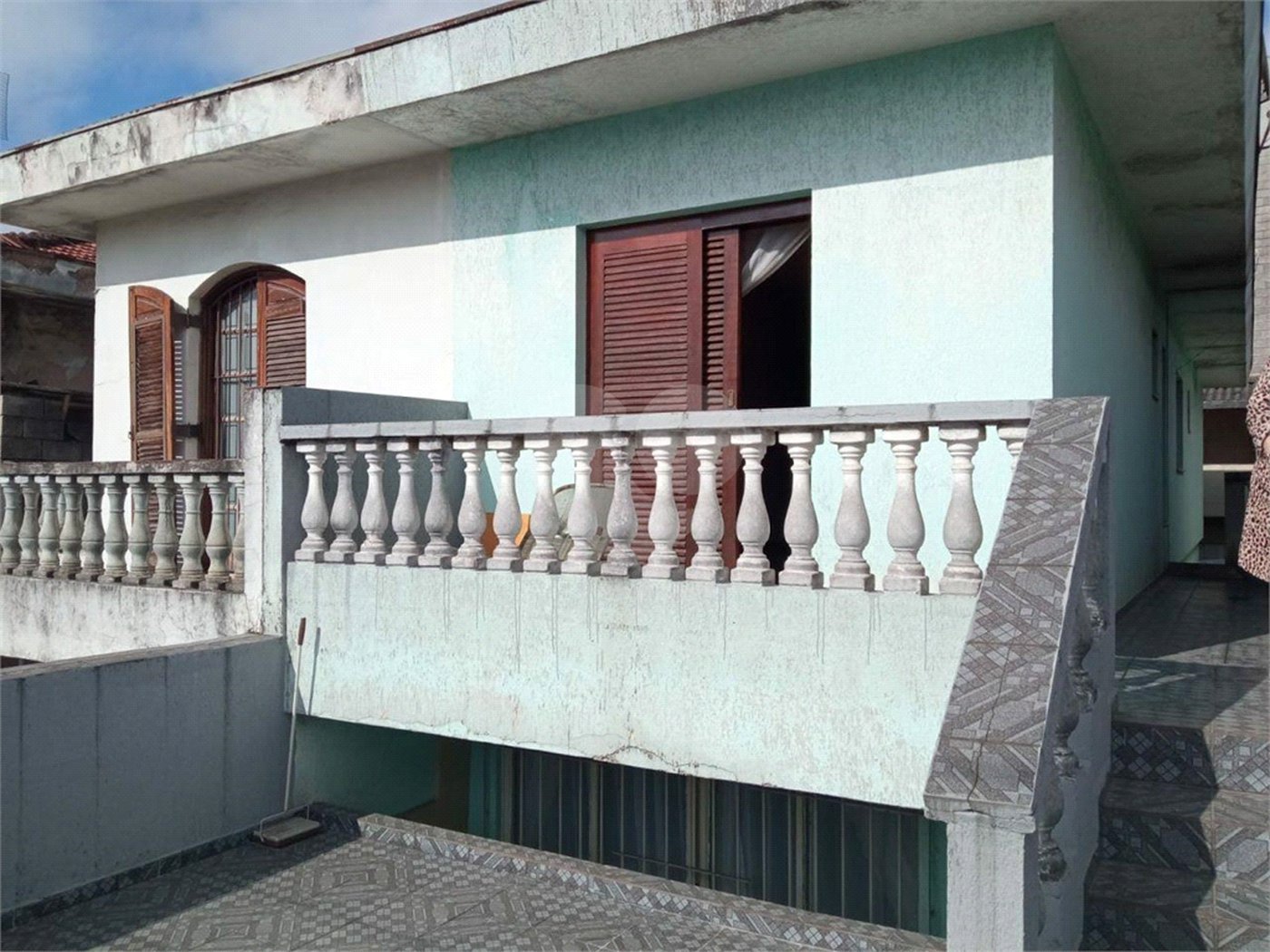 Ótimo sobrado, com amplo espaço interno (127m2), possuindo 03 dormitórios (01 suíte),
