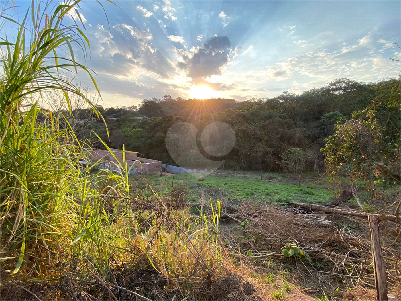 Terreno em Atibaia com 415 metros e pronto para construir no bairro Jardim Paulista, aceita financiamento