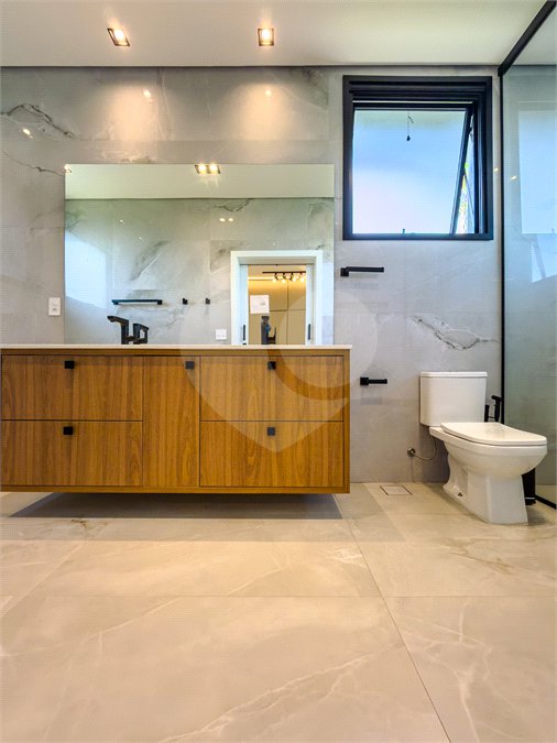 Indaiatuba - Quintas da Terracota - 1252 m² de terreno - casa térrea com 514 m² de área construída -3 vagas de garagem cobertas e 3 descobertas Lavabo - Sala de estar e jantar amplas e integradas - Escritório privativo - Cozinha toda equipada com geladeira, forno, micro-ondas, lava-louças,