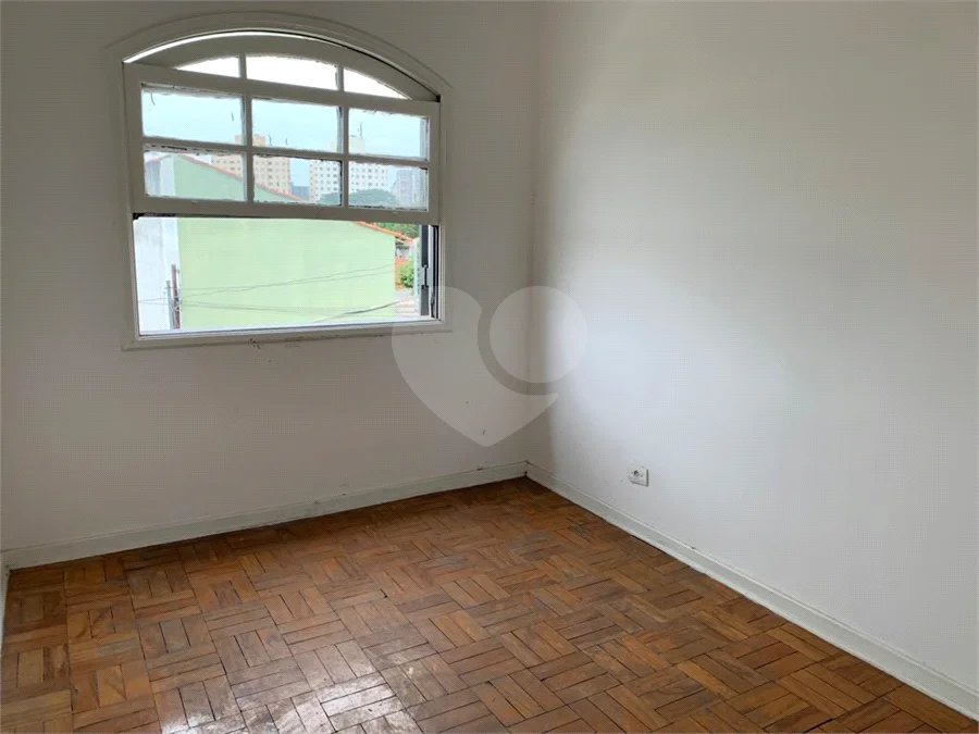 Casa espaçosa com 3 quartos, suíte, quintal e 2 vagas na Vila Santa Catarina