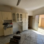 Casa térrea com 3 dormitórios, sendo 1 suíte.