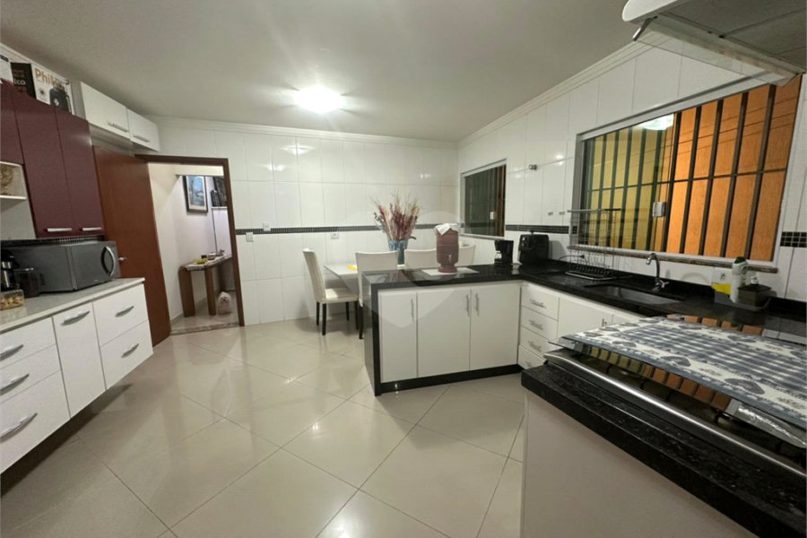 Venda Jaraguá: Sobrado com Suíte, Quintal Gourmet e Móveis Planejados