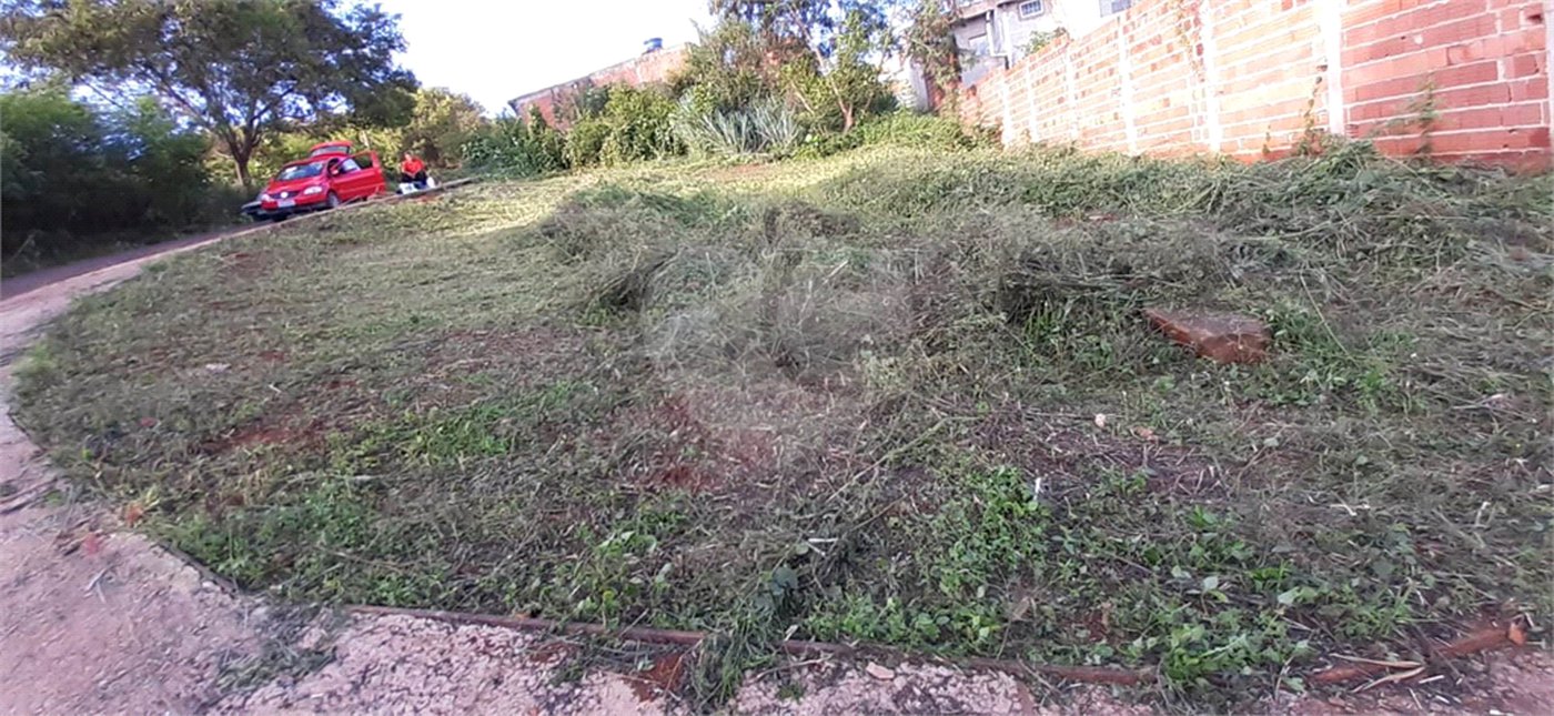 Terreno com 305,82 m² .