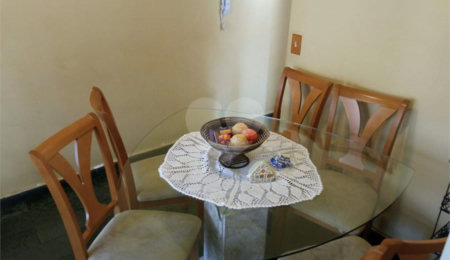 Lindo apartamento, muito bem conservado, com bom espaço interno.