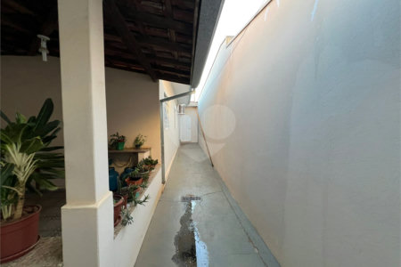 Ampla casa no condomÍnio Parque Fehr, contendo:
