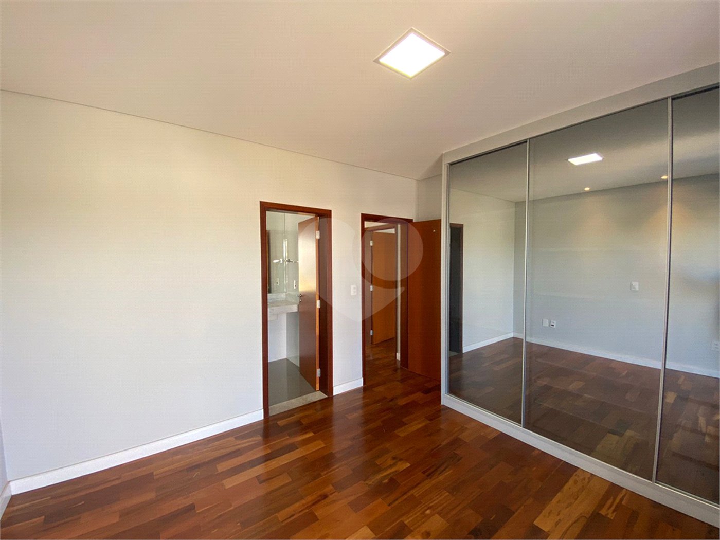 Casa com alto padrão de acabamento para venda no Condomínio Montreal.