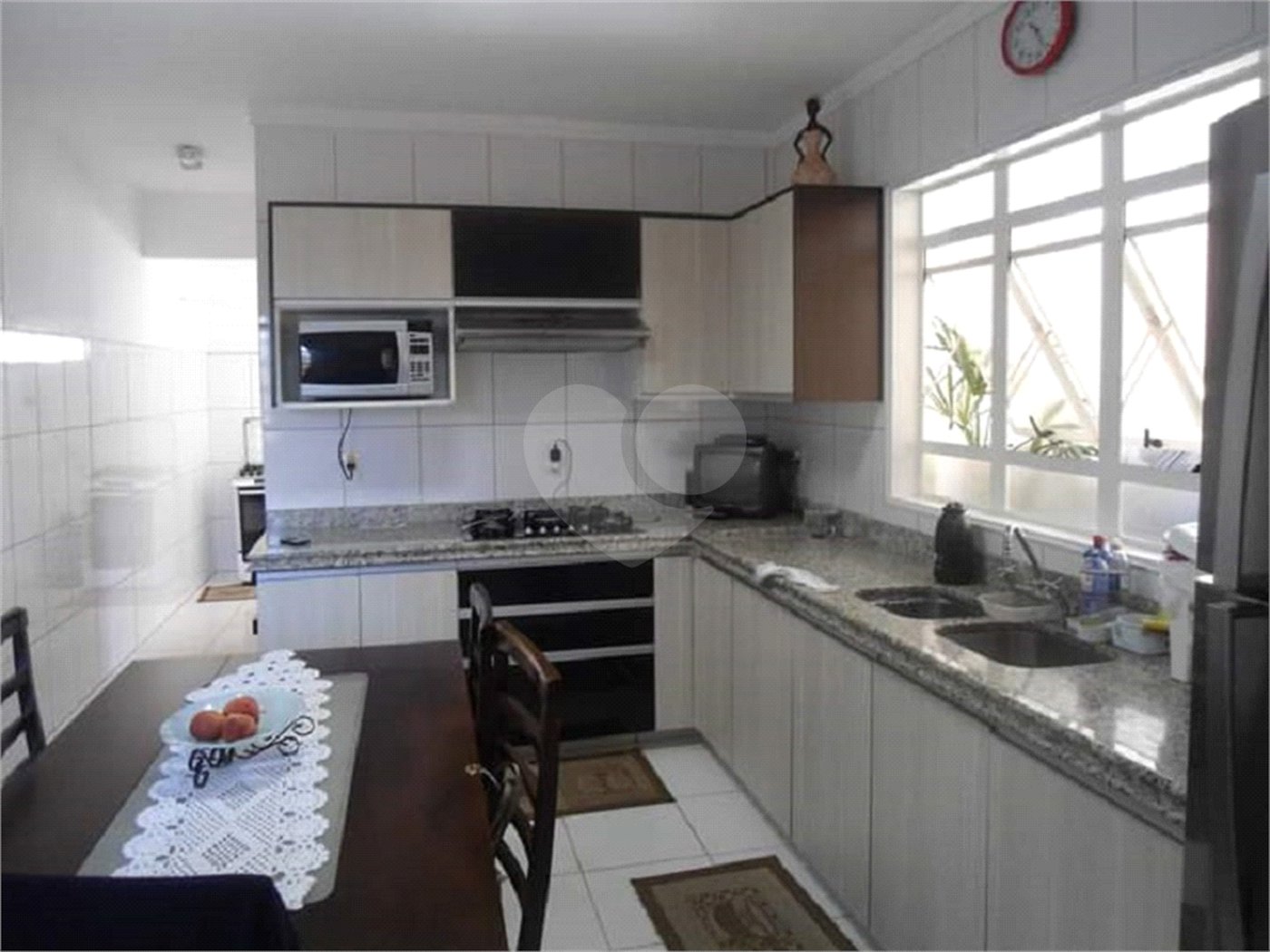 Casa Térrea com dormitórios, sendo 2 suítes.