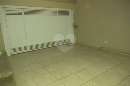 Casa térrea com 2 dormitórios.