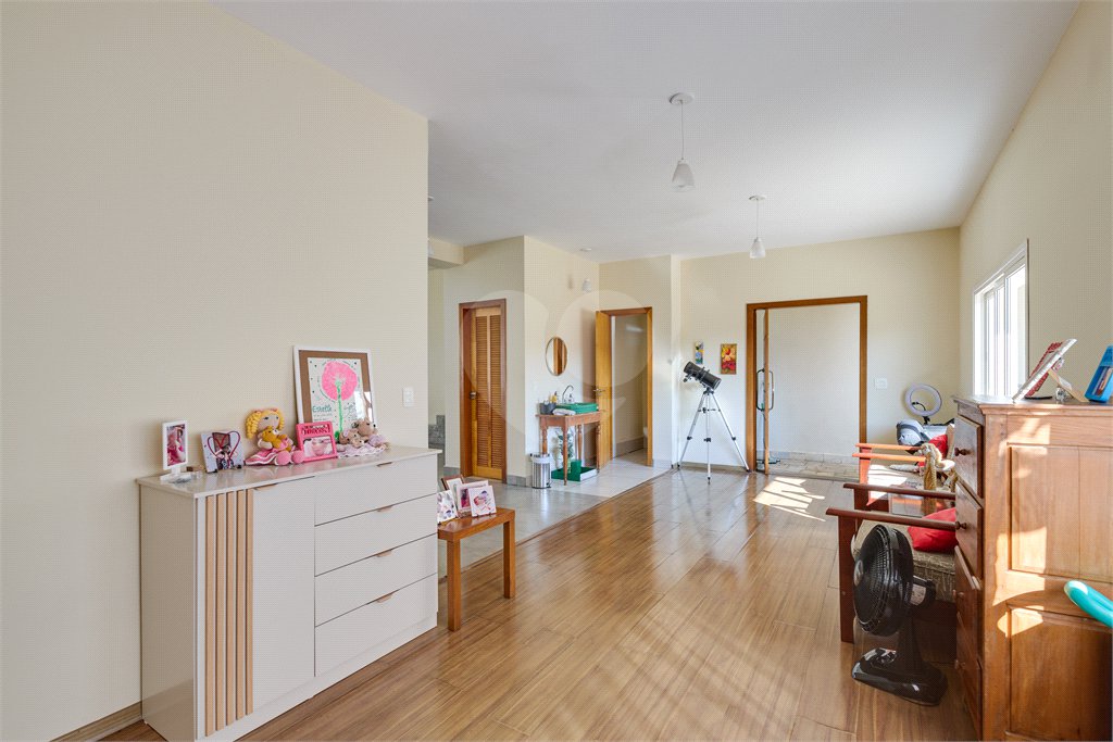 Casa à venda com 5 quartos, sendo 3 suítes, no condomínio Triplex, São Paulo - SP