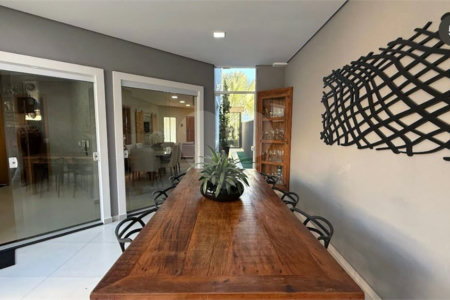 MARAVILHOSA CASA NO URBANOVA QUE REUNE CONFORTO E SOFISTICAÇÃO, 262m² - 4 SUITES e 4 Vagas.