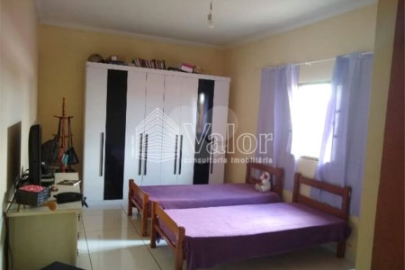 Casa Térrea com 3 dormitórios, sendo 1 suíte.