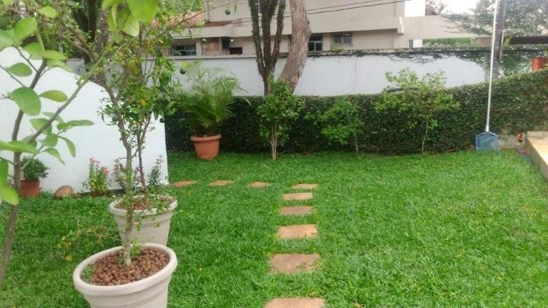 Casa no Butantâ com jardim e piscina