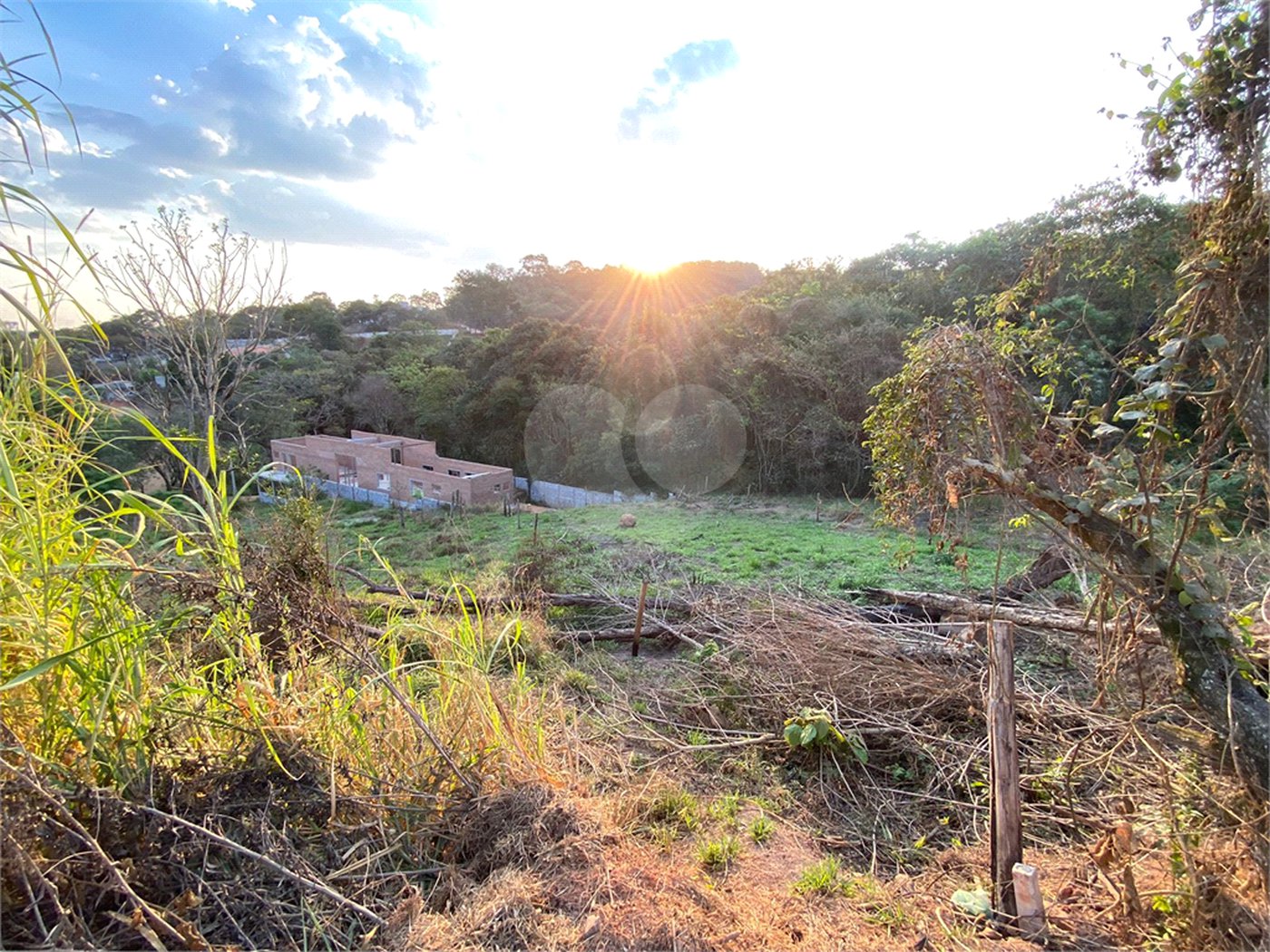 Terreno em Atibaia com 415 metros e pronto para construir no bairro Jardim Paulista, aceita financiamento