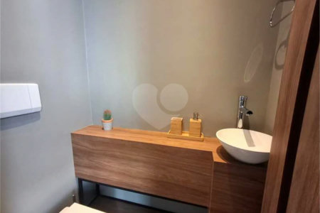 Apartamento totalmente decorado em Moema com 70 m2 , 2 quartos, 2 suítes e 2 vagas, ambientes com ar condicionado.