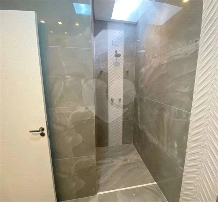 Casa à venda no bairro Dos Casa, em São Bernardo do Campo, com 280 m², 4 dormitórios, 3 suítes, 4 vagas, hidromassagem e fácil acesso às principais rodovias.