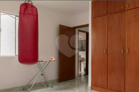 Sobrado no Jabaquara com 280m², 3 dormitórios, quintal amplo, varanda e 3 vagas de garagem.