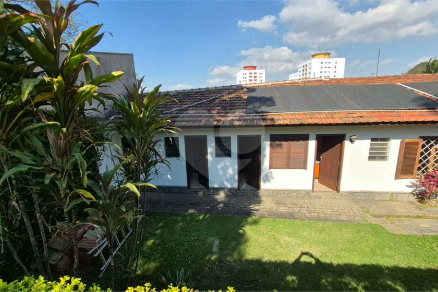 Casa com Piscina, Sauna e Edícula em Rua Arborizada no Tremembé