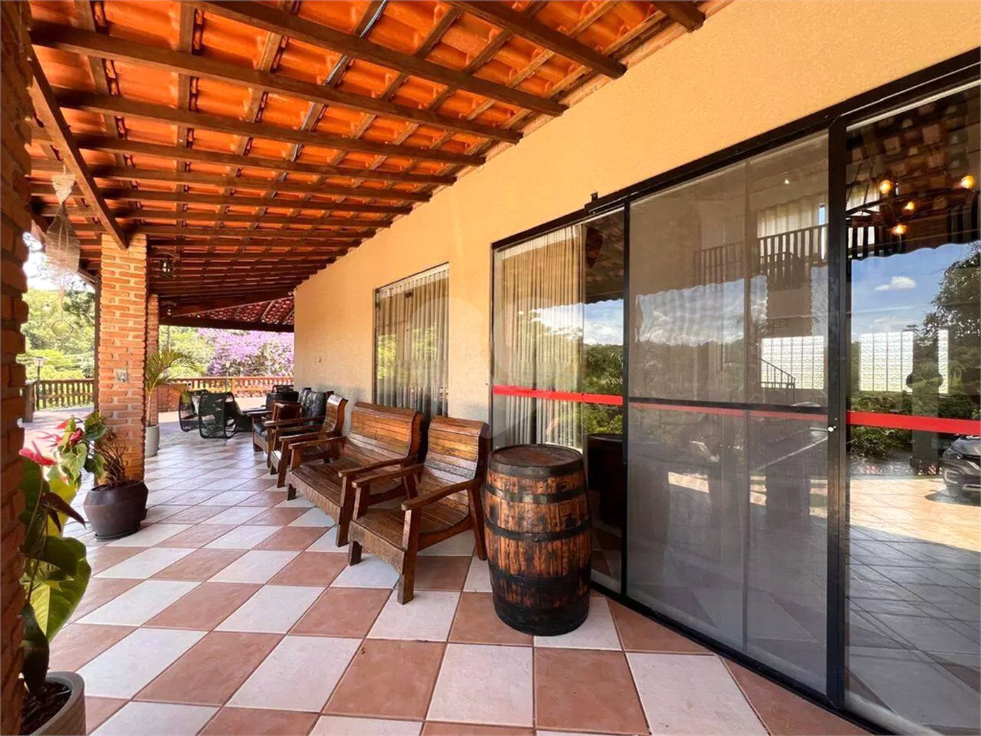 Chácara com excelente infraestrutura, contendo casa com 8 dormitórios, 900 m² de área construída, área total de 3000m², piscina adulto e infantil, churrasqueira, quadra gramada de futebol - Rio Acima - Atibaia/SP 900 m² Área construída 3.000 m² Área do terreno