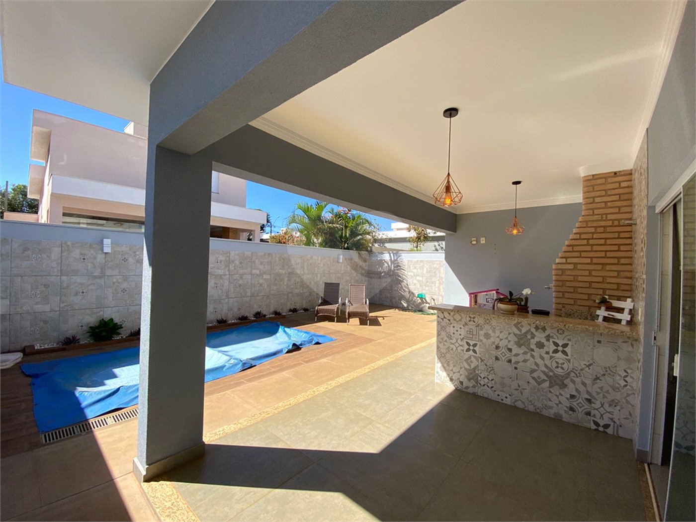 Casa térrea com piscina para venda no Condomínio Quebec.