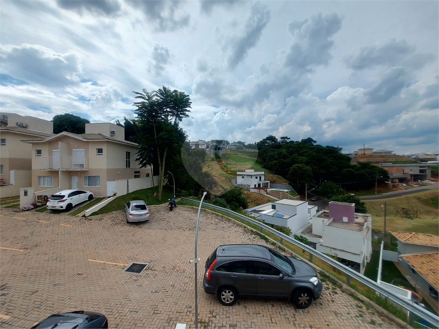 Sobrado à venda com 3 quartos, sendo 1 suíte, em Vila Omízollo, Louveira, SP