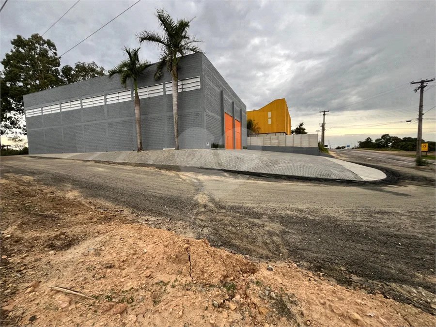 GALPÃO INDUSTRIAL NOVO – 800 M² - Em frente à Rodovia Kanela Forti