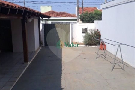 Ampla casa no condomÍnio Parque Fehr, contendo: