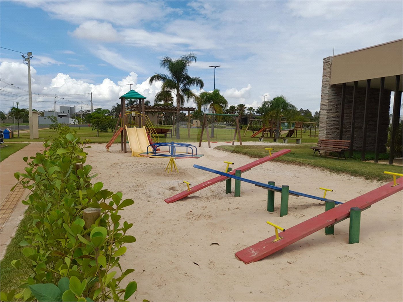 Belíssima Casa à Venda no Condomínio Damha IV