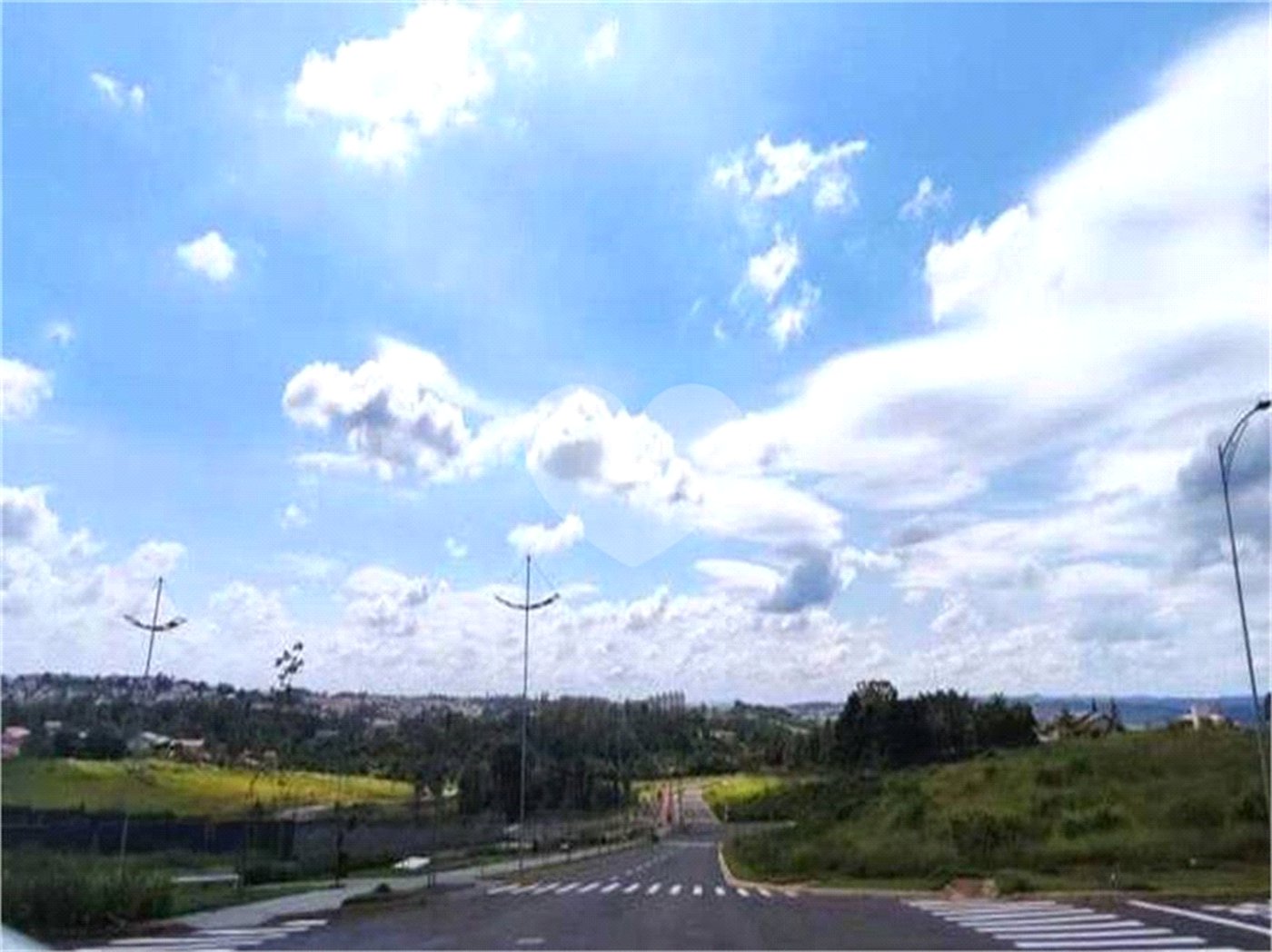 Indaiatuba - Loteamento no Jardim Park Meraki - Excelente oportunidade! Lote espaçoso de 342,12m² disponível por apenas R$ 577.945,00 - Localizado em uma região privilegiada, com IPTU - R$ 300,23 e condomínio - R$ 862,83 - Além disso, sua localização é extremamente conveniente, a apenas 2 minutos