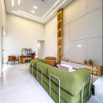 Casa Térrea – Condomínio Maria Cândida - 300 m² de terreno - 212 m² de área construída - 4 vagas de garagem, sendo 2 cobertas - Sala de jantar e estar integradas, com pé-direito duplo e cortina - 3 suítes com ar-condicionado, sendo 1 master com closet – planejado – Roupeiro – Escritório - Cozinha