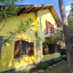 Casa com Piscina, Sauna e Edícula em Rua Arborizada no Tremembé