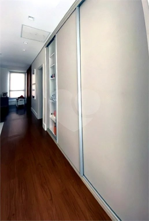 Casa de Alto Padrão em Condomínio com 4 suítes.