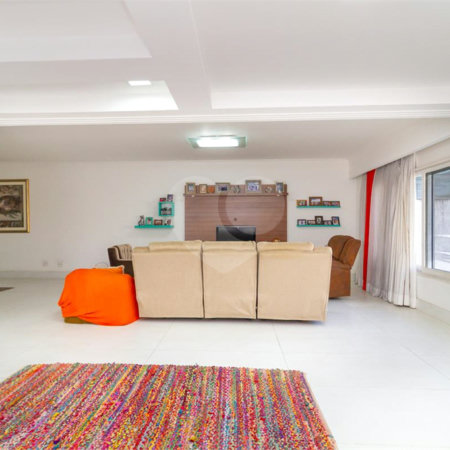 Casa Sobrado à venda com 342 m², 3 dormitórios, sendo 2 suítes, 4 vagas na Vila Mariana - São Paulo.