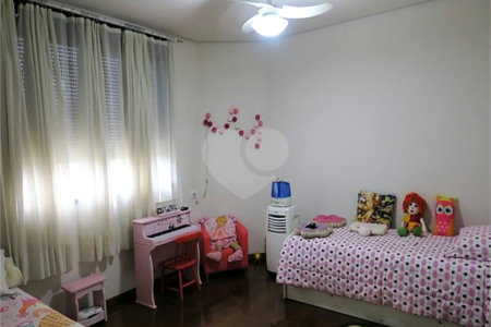 APARTAMENTO UM POR ANDAR!