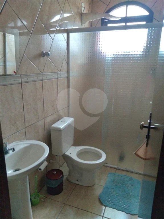 Casa com 205m² , 3 dormitórios , sendo todos suítes , 5 vagas , á venda no bairro Bangú em Santo André.