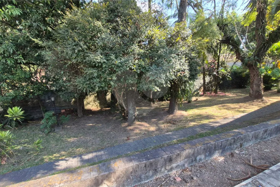 Casa com Piscina, Sauna e Edícula em Rua Arborizada no Tremembé
