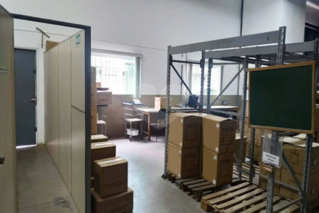 Galpão com 1155m² , 6 banheiros , sendo 2 vestiários , atualmente com 13 vagas , podendo chegar a 17 , à venda na Vila Principe de Gales em Santo André.