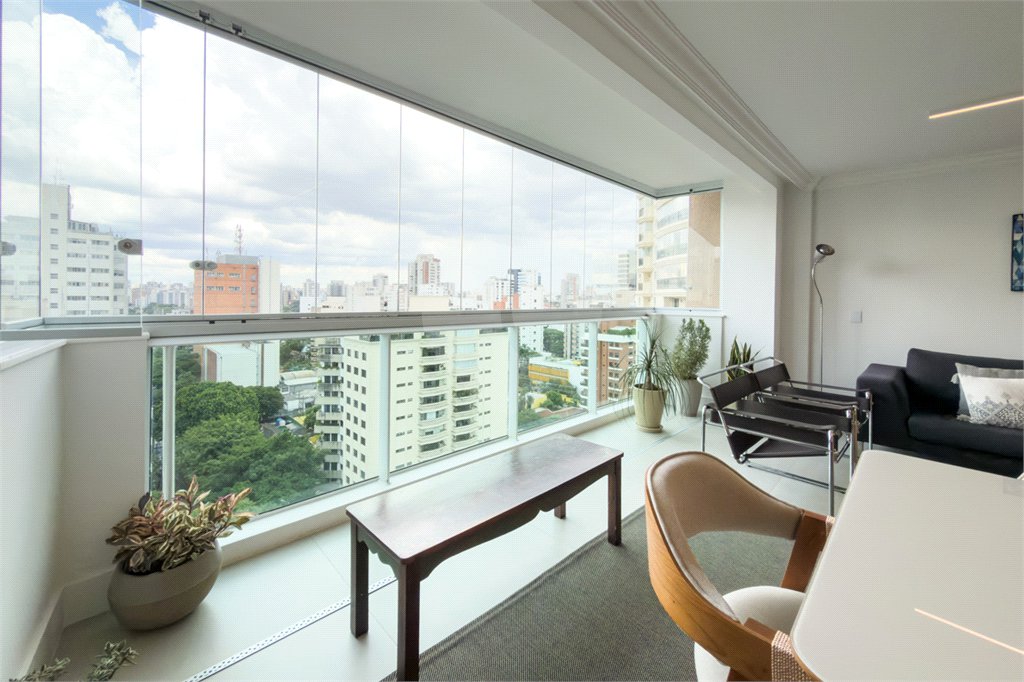 Apartamento com 205 metros no Campo Belo