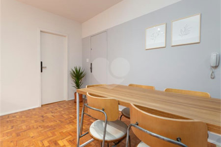 Excelente oportunidade para reformar e ficar com o apartamento dos seus sonhos!