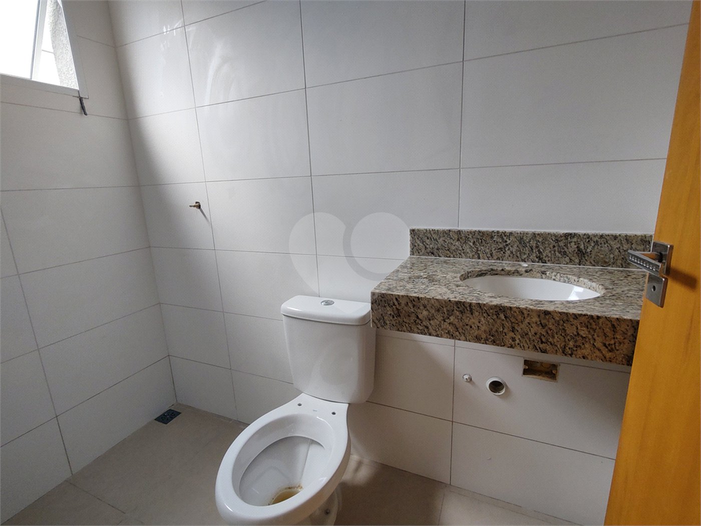 Casa térrea em Atibaia com 3 suítes, sala 2 ambientes, 2 vagas garagem, excelente localização, pronta para morar