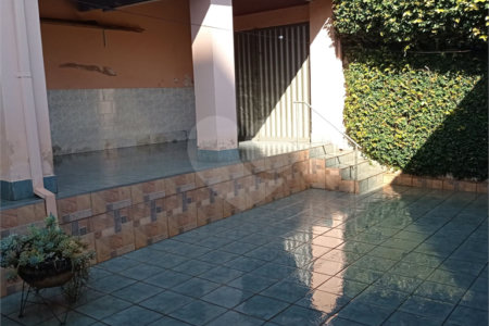 Linda casa no centro com 3 quartos.