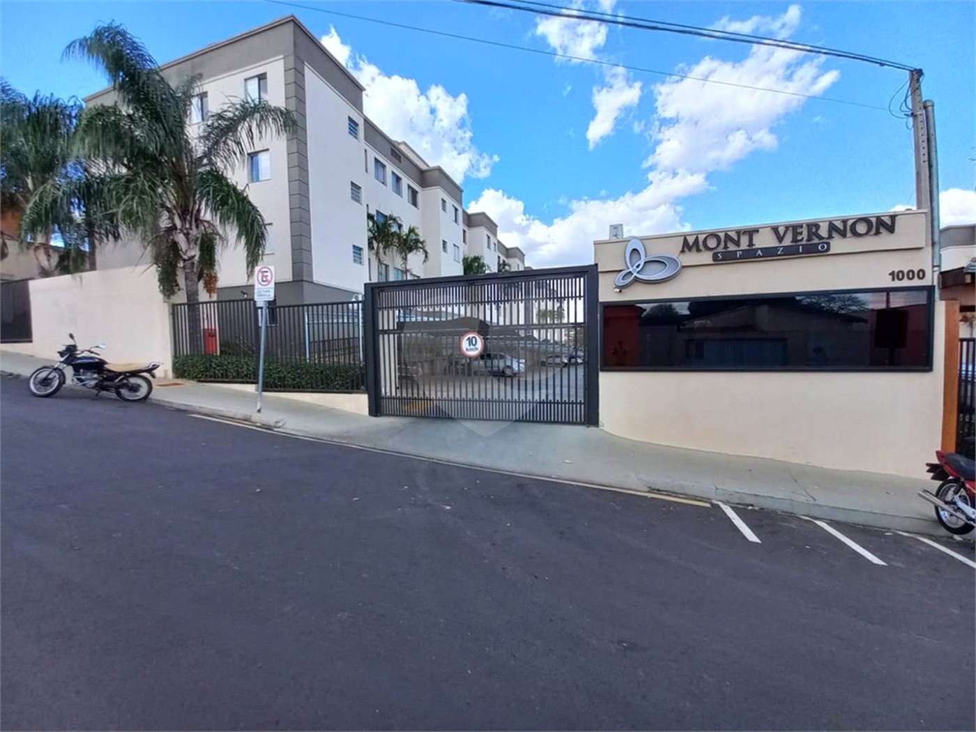 Apartamento no Condomínio Mont Vernon .