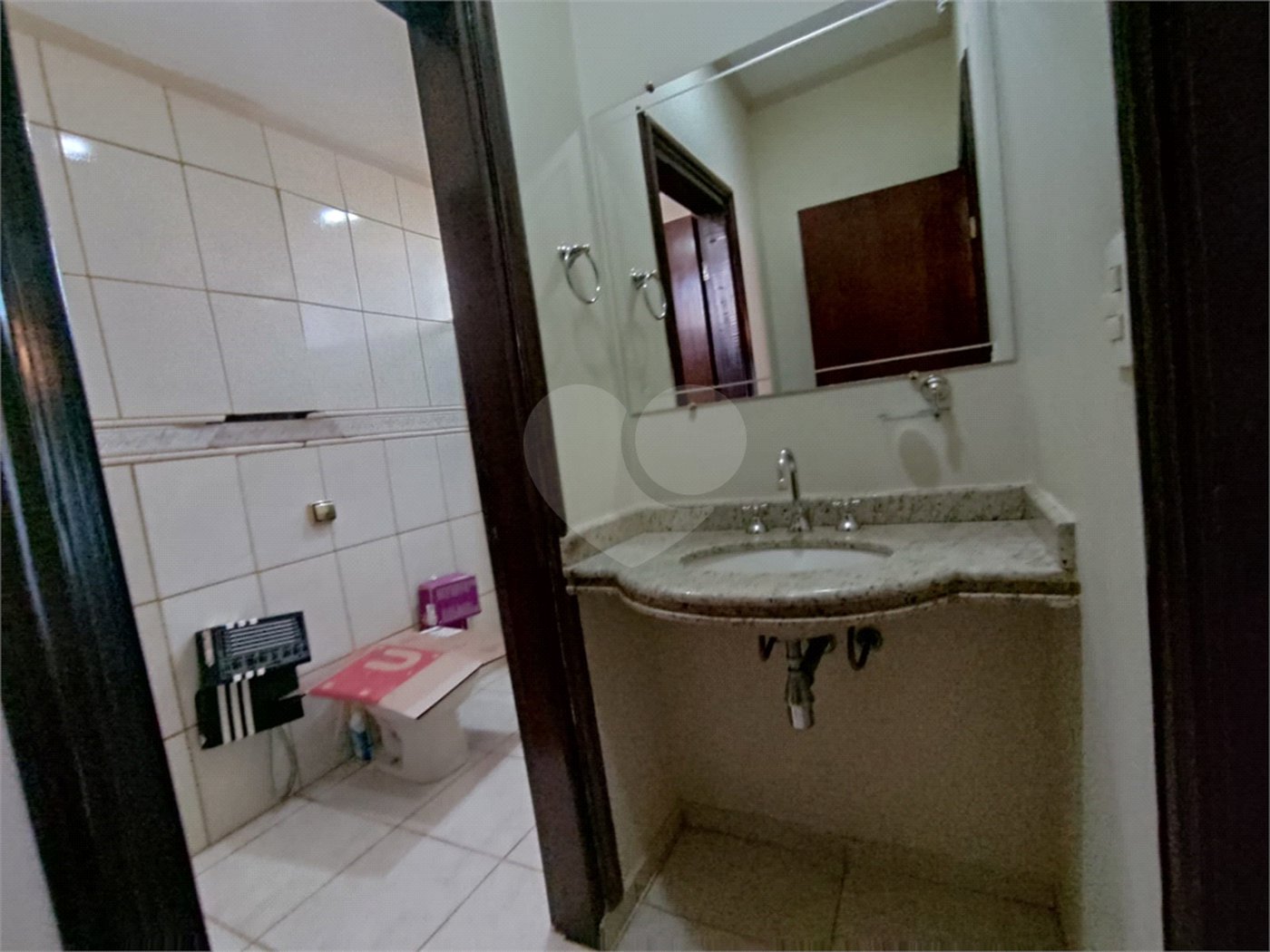 Sobrado espaçoso com 3 quartos,no Parque Fehr á Venda!