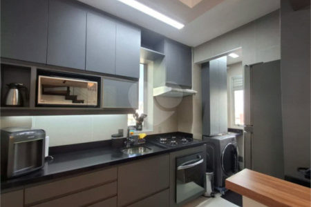 Apartamento totalmente decorado em Moema com 70 m2 , 2 quartos, 2 suítes e 2 vagas, ambientes com ar condicionado.