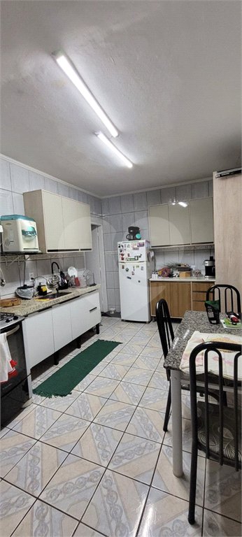 Imóvel Completo com Churrasqueira, 2 Banheiros e Portão Eletrônico