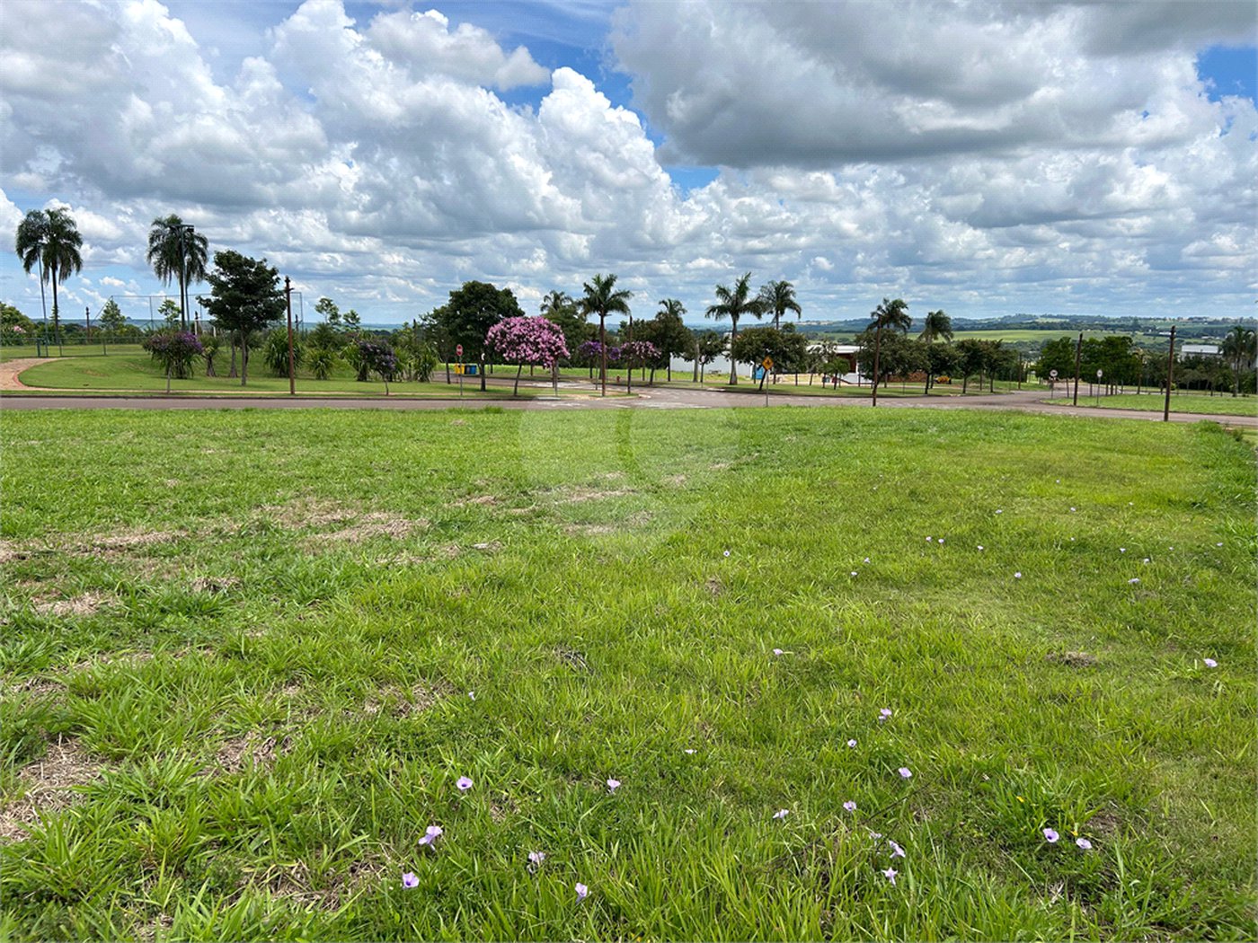 Terreno no condomínio Damha Golf em frente área de lazer com 1.404,40 m²