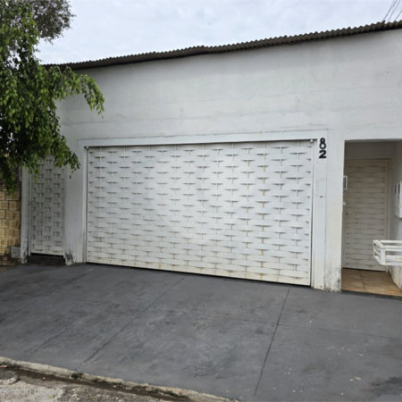 Casa térrea à venda no Douradinho com 2 quartos e edícula com mais dois quartos e 2 banheiros.