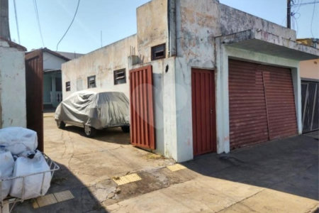 Casa térrea com 2 dormitórios, sendo 1 suíte.