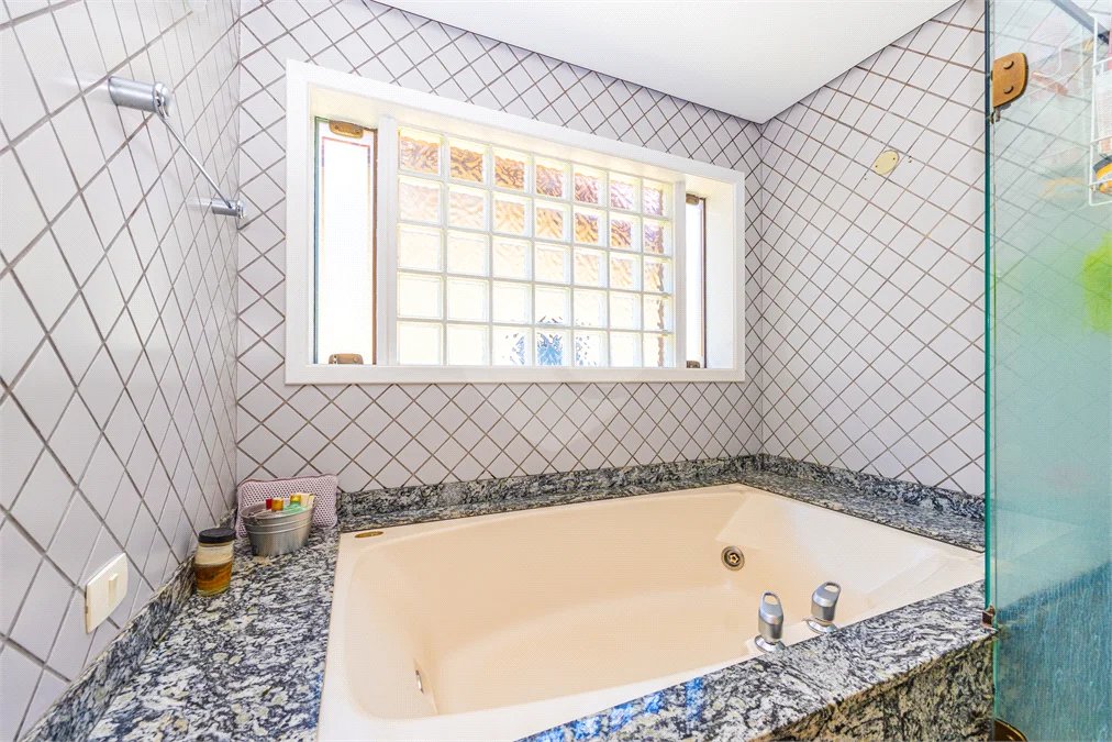 Casa à venda com 4 quartos, sendo 3 suítes, em Interlagos, São Paulo, SP